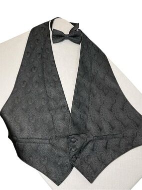Mel Howard Men's Black Paisley Tuxedo Vest & Matching Bow Tie
Large. Adjustable